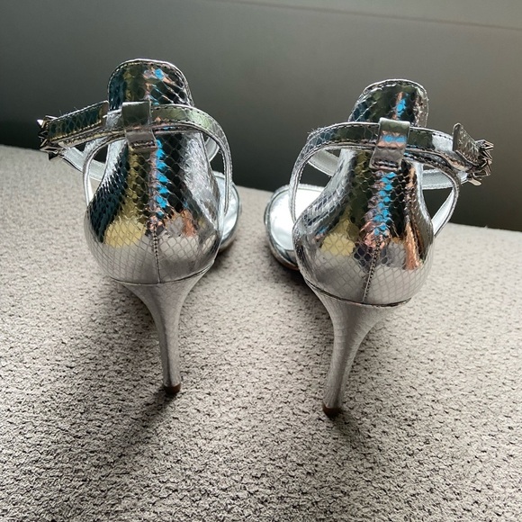 Michael Kors Kimberly Metallic Snake Embossed Leather Sandal Silver 7M NWB - Picture 5 of 6